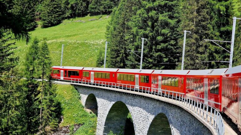 Read more about the article 🛥️JEZIORA ALPEJSKIE I BERNINA EXPRESS  (czerwony pociąg)🚂Termin: 30.09 – 05.10.2025
